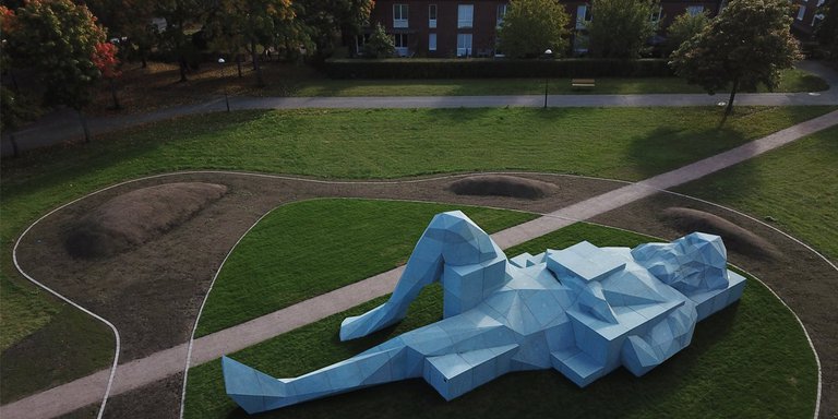 Publik konst i Stockholm. Vårbergs jättar av konstnären Xavier Veilhan i Vårberg. På bilden syns en stor staty som föreställer en man liggandes på rygg.