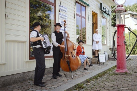 Vandringsorkestern utanför Järnhandelnwebbpuff.jpg