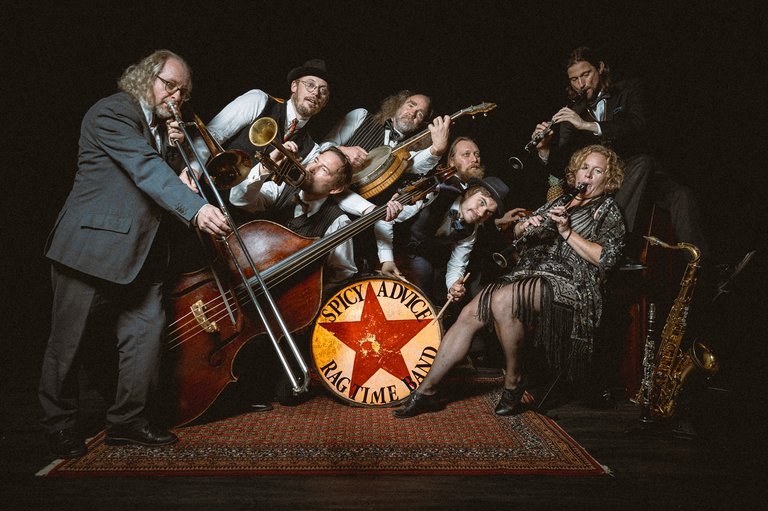 Spicy Orkesterbild foto Carl Stenlöv.jpg
