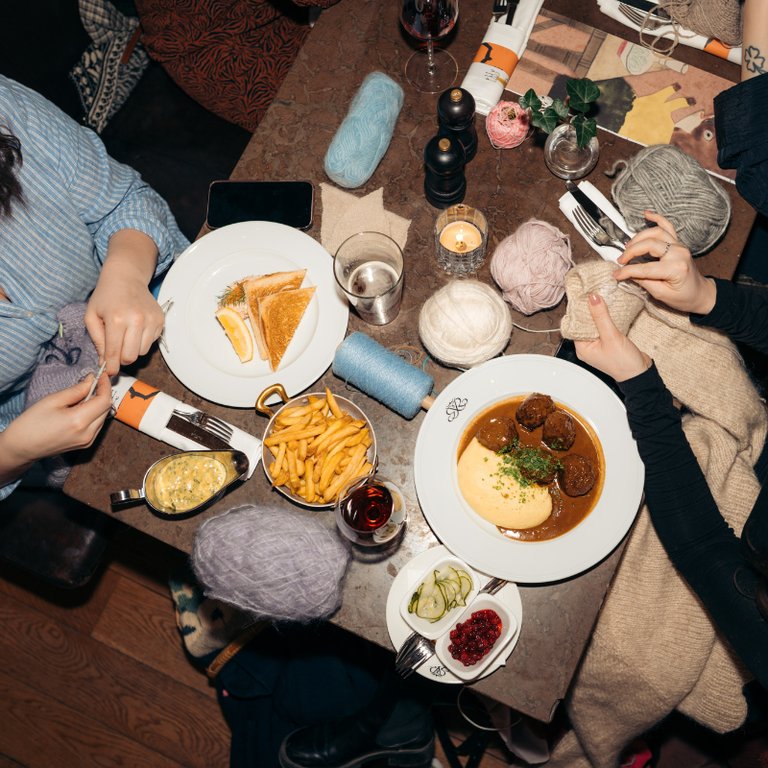 'Stick and Drink' (knit and drink)