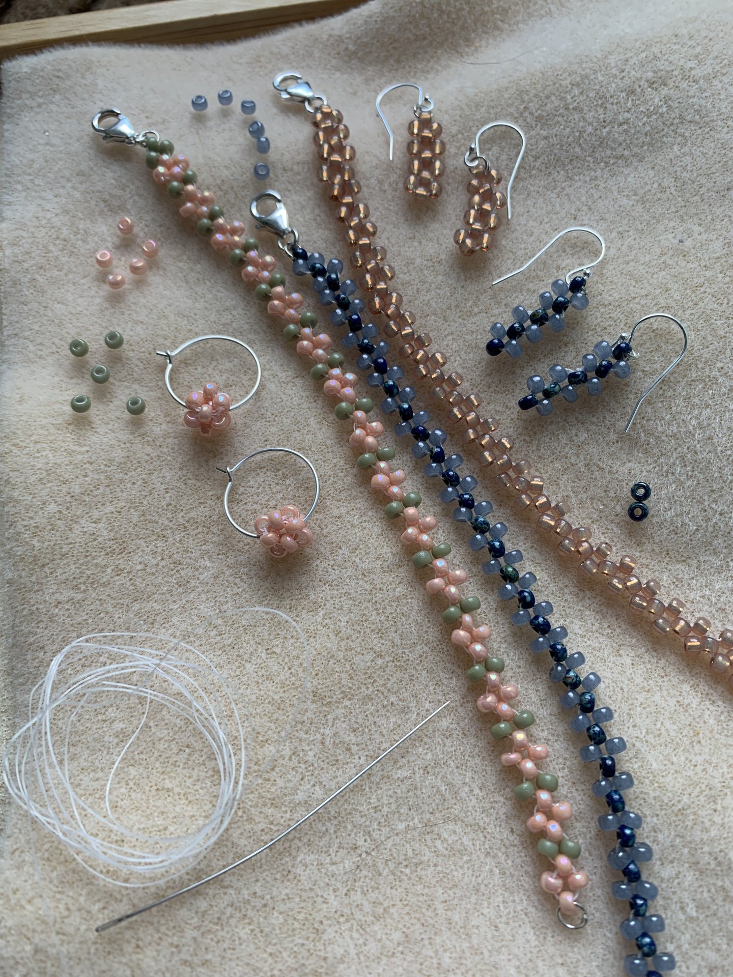 Stitch beaded earrings using a pattern with Elin