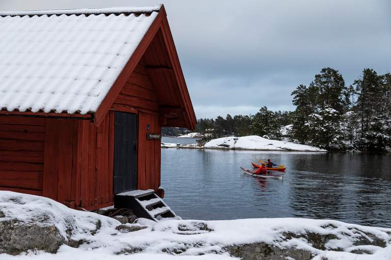 Winter kayaking among the islands of Viggsklappen in the Stockholm archipelago.