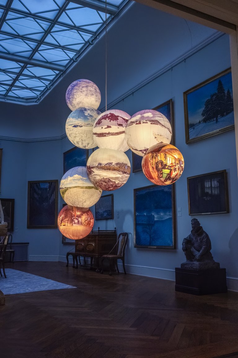 An artwork consiting of glowing lamps, hanging from the ceiling at The Thiel Gallery. Artists are Mats Bigert (f. 1965) & Lars Bergström (f. 1962).