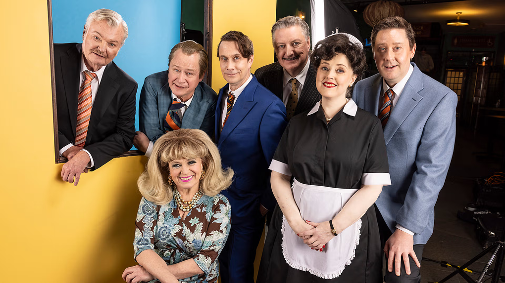Pressbild från “Trassel”: ensemblen poserar på Oscarsteatern.