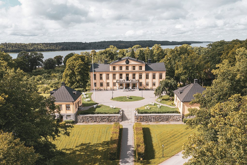 Header Krusenberg-Herrgård-Sommar-Exteriör.png