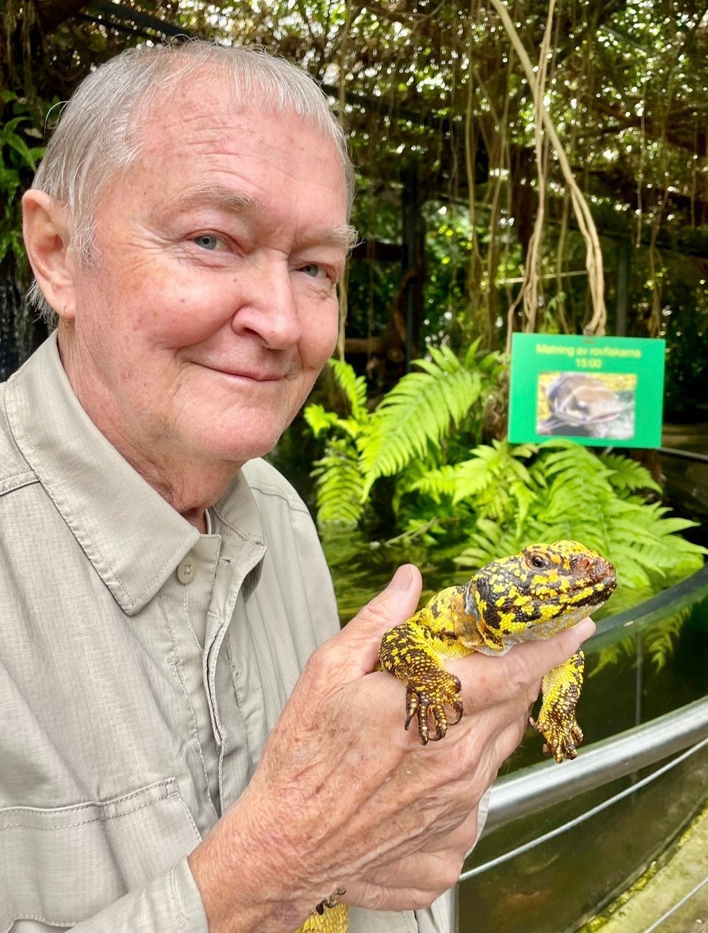 Owe Sandström holding a lizard.